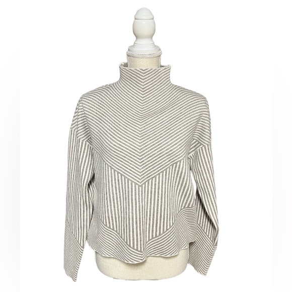 Tahari sweater - Picture 1 of 4